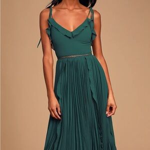 Lulu’s NWT Never a Dull Moment Emerald Green Pleated Dress💚